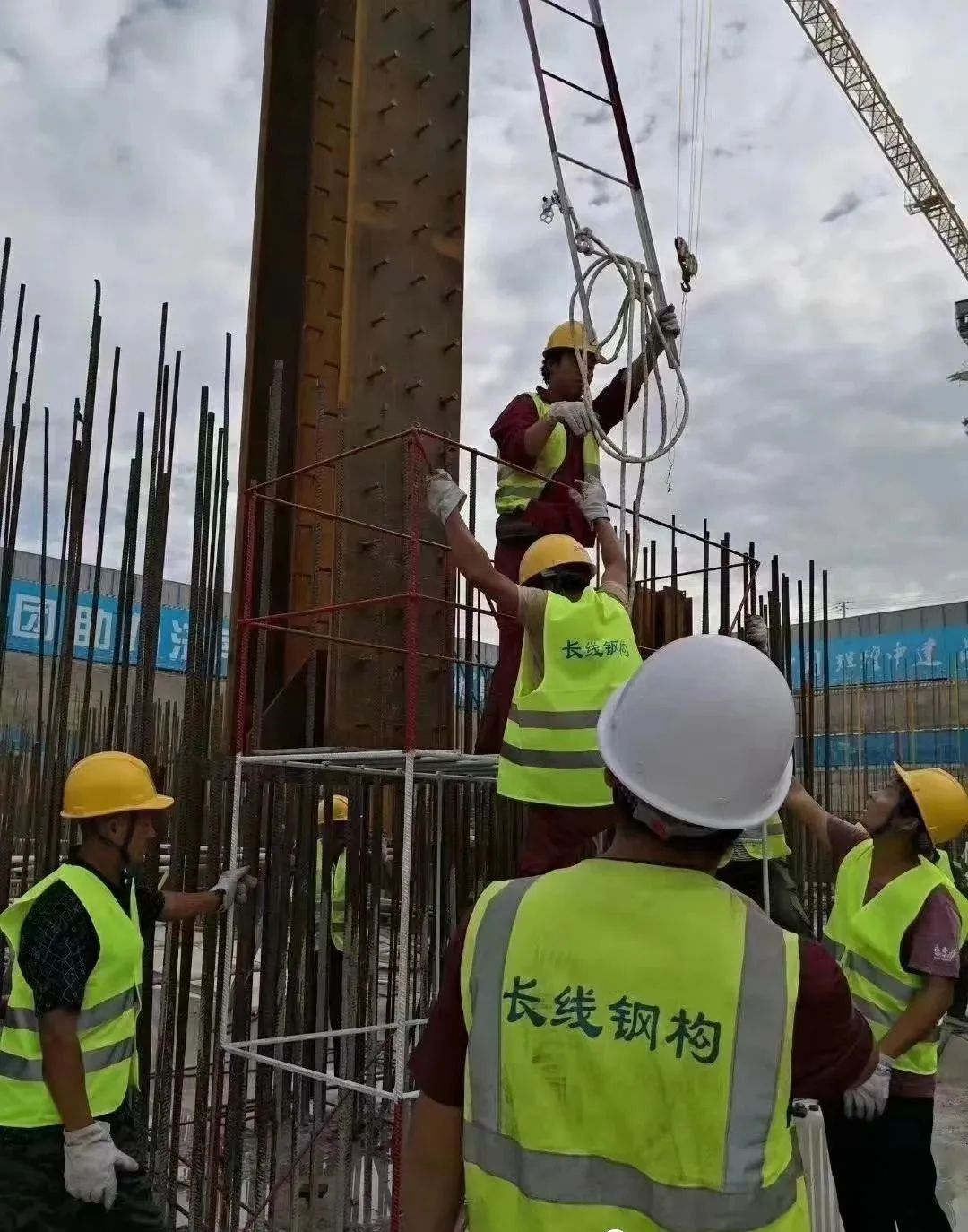 長線·快訊丨山東國際金融中心（IFC）428米超高層項目外框鋼結構實現順利封頂(圖1)